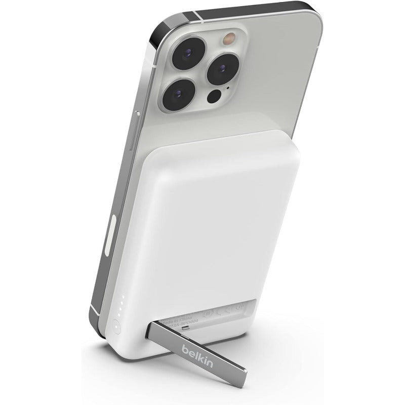 Belkin MagSafe対応ワイヤレスモバイルバッテリー 3C対応CCC 5000mAh(7.5W) iPhone 17,16～12 対応パススルー充電対応 PSE認証 機内持込可能 充電用ケーブル同梱 メーカー保証2年キックスタンド付き ホワイト BPD004btWT